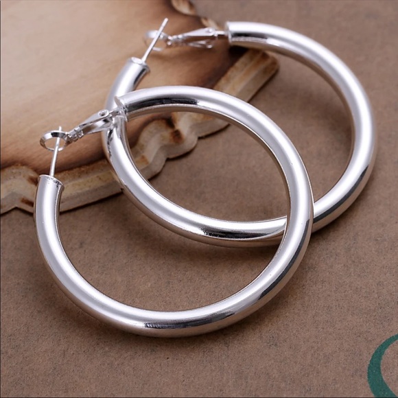 Jewelry - 🌟 Silver Huggie  Hoop Earrings